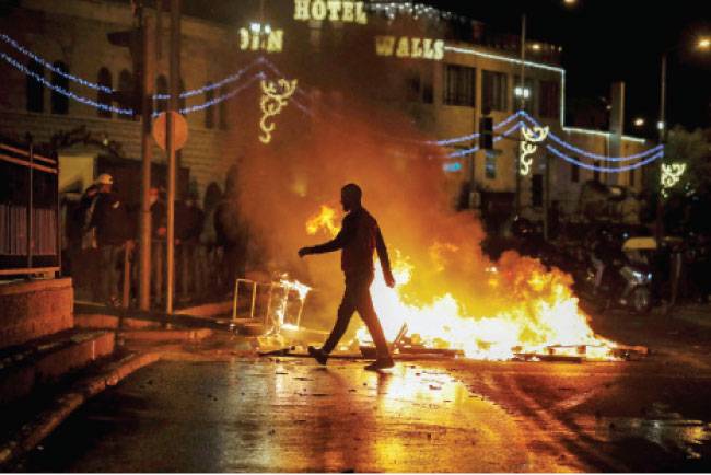 الاحتلال يقمع وقفة في القدس المحتلة تنديداً بالعدوان على غزة