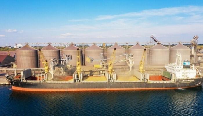 أول سفينة أجنبية ترسو في أوكرانيا منذ الحرب