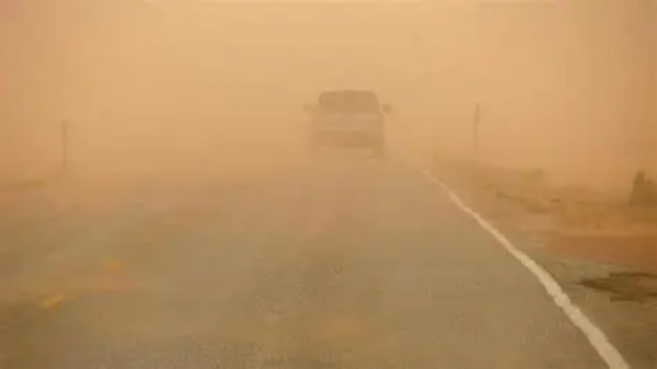 تحذير من تجمع للأتربة على اتوتستراد الزرقاء لمسافة 200 متر