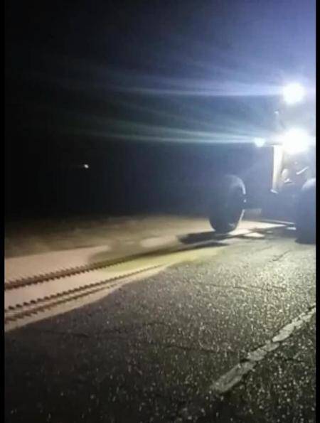 سقوط حمولة شاحنة على طريق سهل الدبة بإتجاه الزرقاء