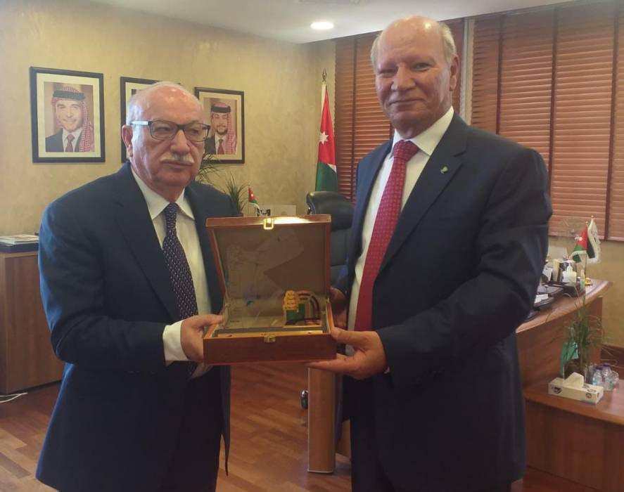 وزير الأشغال يُكرِّم رئيس مبادرة مشروعك وطنك