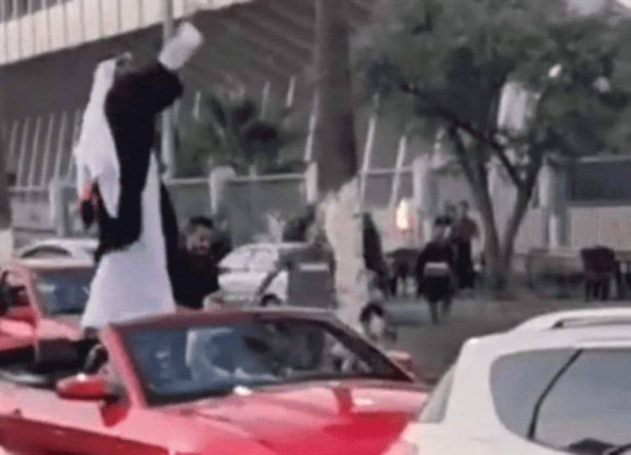 الطالب الكويتي الذي ظهر وهو يلقي النقود على المارة يعتذر للأردنيين !