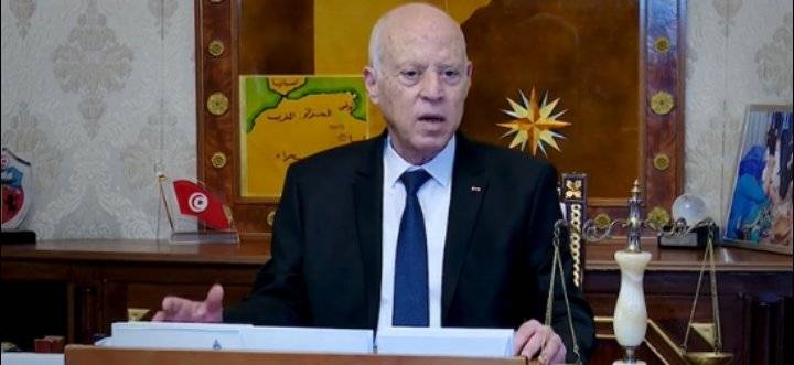 الرئيس التونسي يثير ملف 700 حاوية لشبكة من المهربين