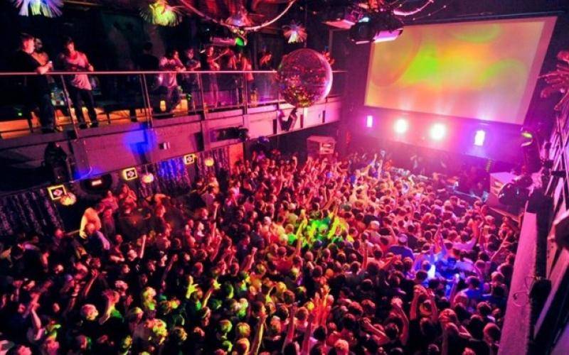 ضبط وافدات بنادٍ ليلي يكشف قضية فساد