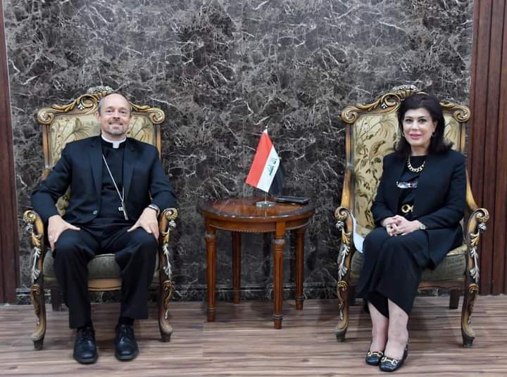 وكيلة وزارة الخارجيَّة تلتقي سفير دولة الفاتيكان لدى العراق