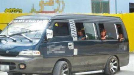 ضبط سائق غير مرخص حمل 18 راكبا زيادة في باص صغير بالمفرق