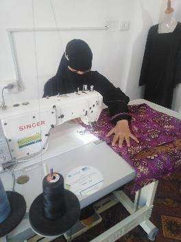 صاحبة أول مخيطة في قرى وادي عربة: مشروع عزم استجاب سريعاً بتقديم خدمة جديدة لسكان خمس قرى كانوا يعانون للحصول عليها.