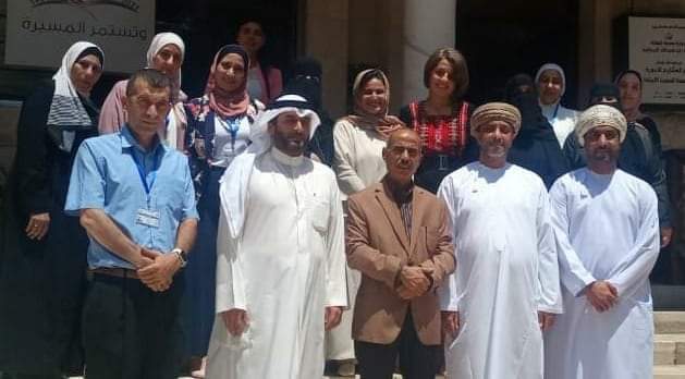 مشاركين وفود دول مجلس التعاون الخليجي في مجال التنمية الاجتماعية في زيارة  الى مؤسسة الحسين الاجتماعية.