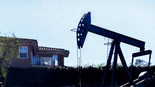 النفط يتراجع بفعل أنباء خط أنابيب دروجبا وتوقعات التضخم الأميركي