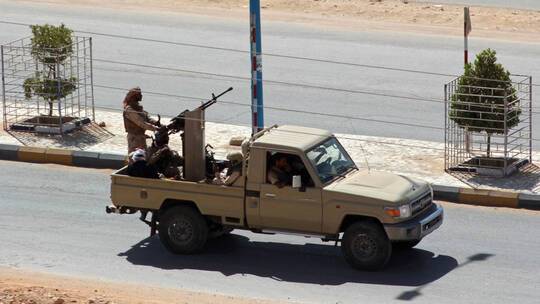 مسؤولون يمنيون: مقتل 35 شخصا في اقتتال داخلي بجنوب اليمن