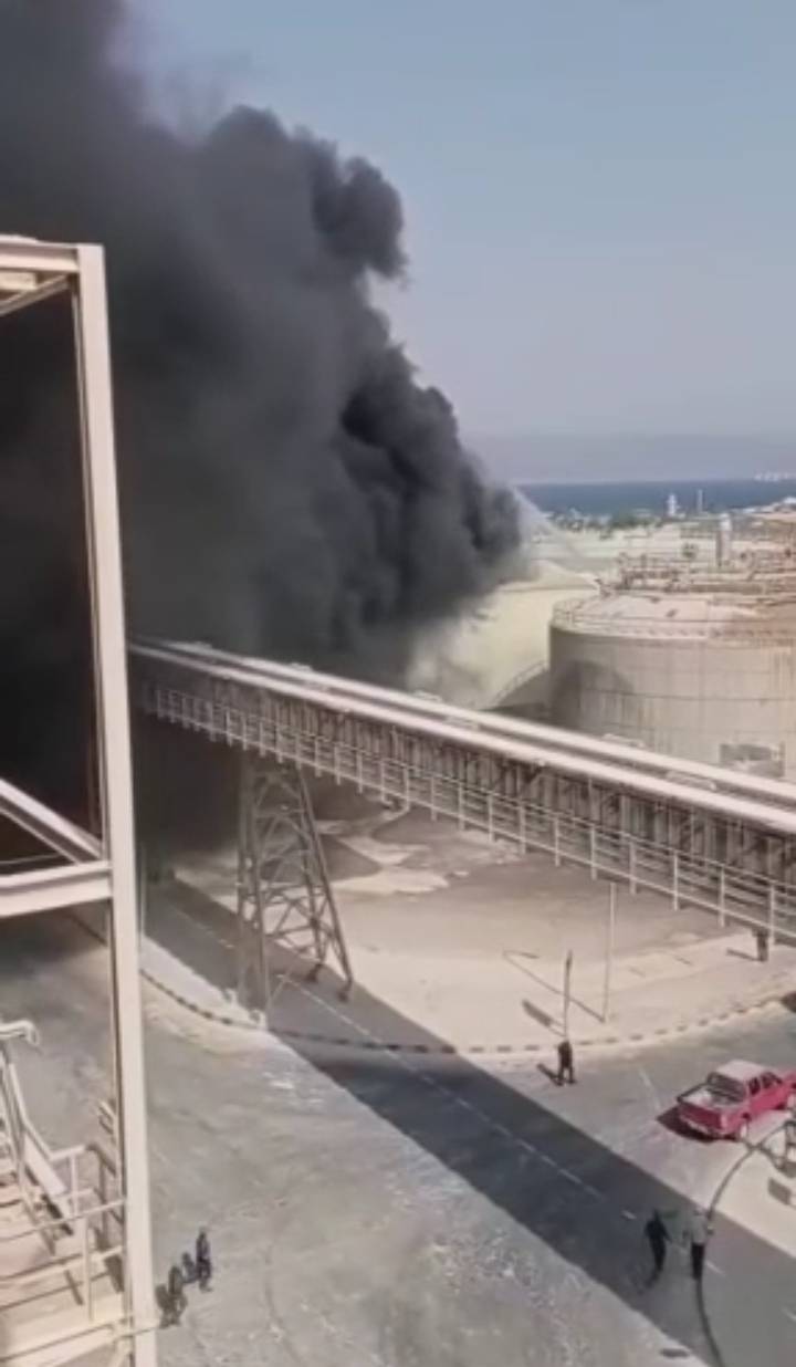 حريق في مستودعات شركة الفوسفات في المجمع الصناعي بالعقبة