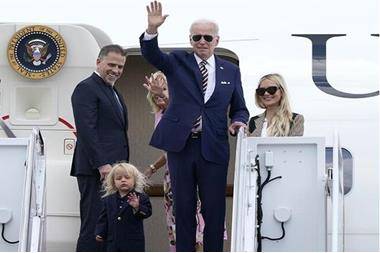 بايدن ينطلق مع عائلته في إجازة غير معلنة
