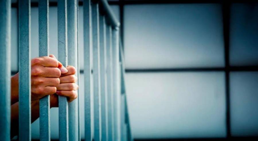 اب يضرب ابنه اذا رفض التسول، والمدعي العام يوقف الاب في احد مراكز الاصلاح والتاهيل