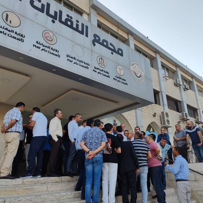 تجمهر لحملة البورد الأجنبي في نقابة الأطباء