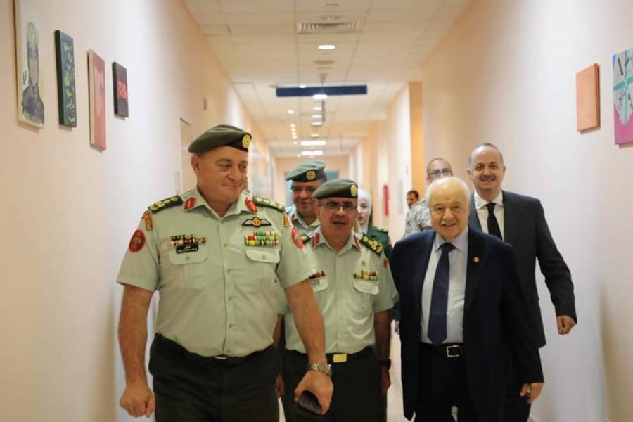 رئيس ومؤسس مجموعة طلال ابو غزاله العالمية يزور الخدمات الطبية الملكية...صور 