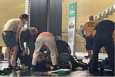 الكشف عن ملابسات الاعتداء على الكاتب البريطاني سلمان رشدي