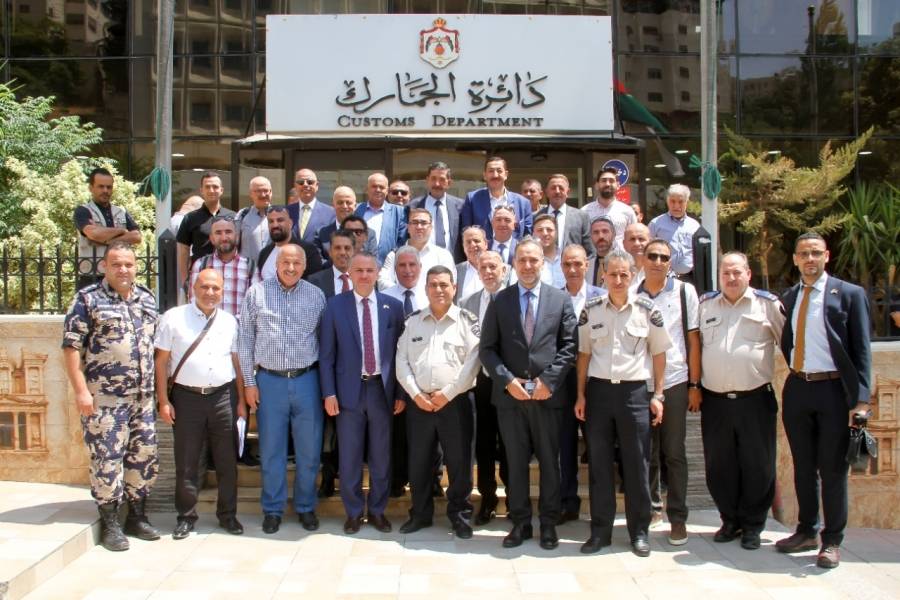 وفد من غرفة صناعة وتجارة الخليل يزور دائرة الجمارك...صور 