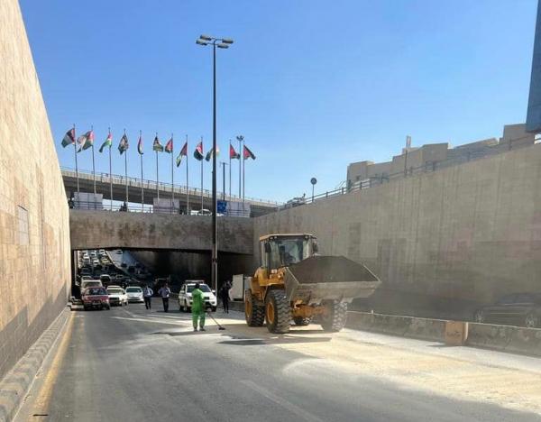 تحويل السير في نفق خلدا بعد انسكاب زيوت