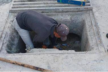 بلدية مأدبا تنفذ حملة لتفقد مجاري السيول وشبكة تصريف المياه