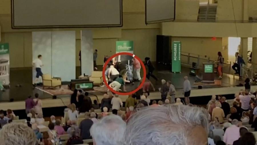 اتهام المشتبه فيه بطعن سلمان رشدي بالشروع في القتل