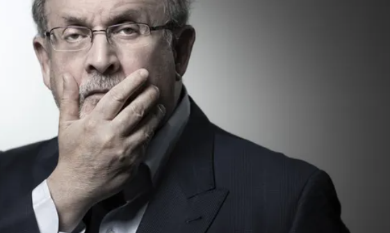 إيران تنفي علاقتها بمنفذ الهجوم على سلمان رشدي