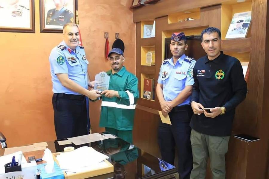 العقيد العلاونة : يكرم موظف في بلدية المفرق لأمانته