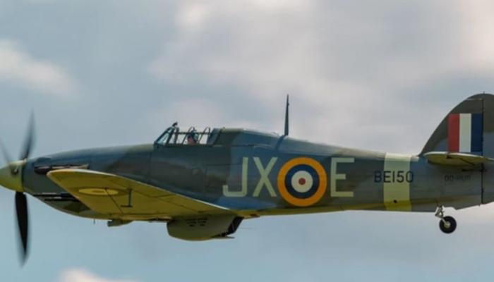 طائرة من الحرب العالمية الثانية تدخل أحد المنازل دون استئذان