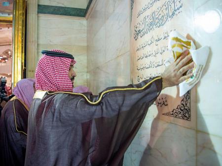 ولي العهد السعودي يشارك بغسل الكعبة المشرفة صور