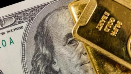 الدولار يصعد ويهبط بأسعار الذهب إلى أدنى مستوى في أسبوع