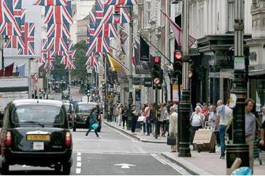 البطالة في بريطانيا قرب أدنى مستوى منذ نصف قرن