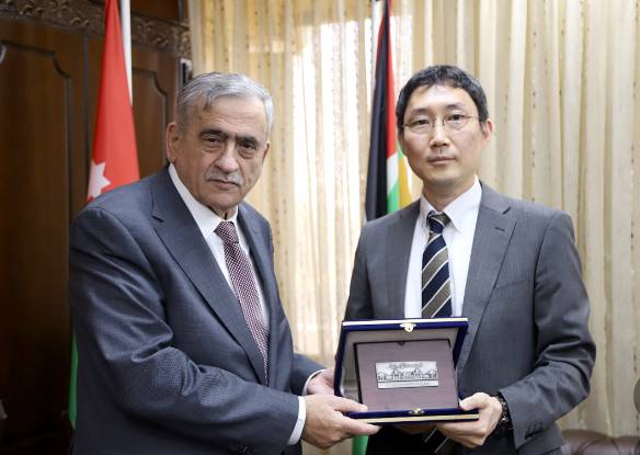 بحث تعزيز التعاون بين اليابانية للتعاون الدولي والجامعة الأردنية