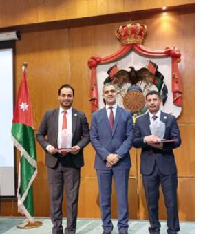 الضمان تهنئ موظفَيها الوشاح والعشّي بحصولهما على جائزة الموظف المثالي