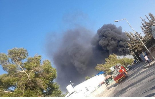 حريق مصنع كبير بمدينة الحسن الصناعية بإربد