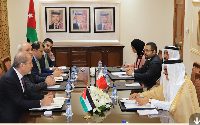 وزير الخارجية يجري مباحثات مع نظيره البحريني