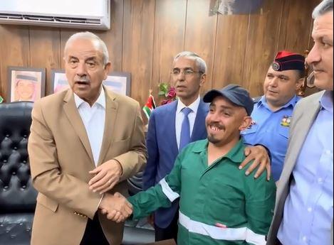 عامل وطن يعيد حقيبة فيها مبلغ مالي ومصاغ ذهبي لأصحابها