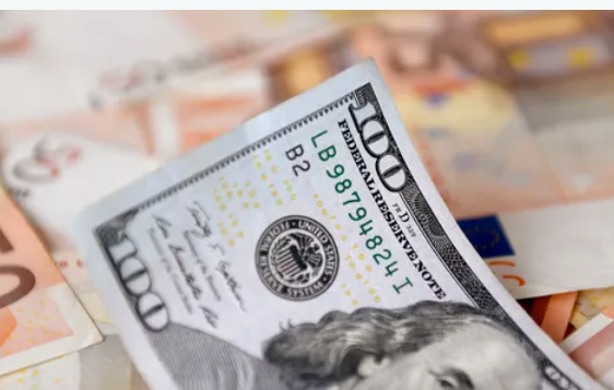 الدولار الأميركي يحافظ على ارتفاعه قبيل صدور محضر الفيدرالي