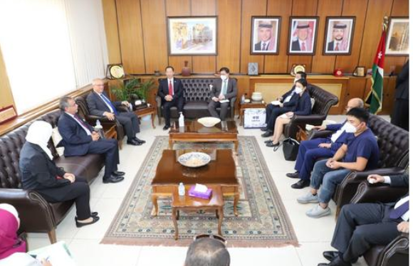 بحث تعزيز التعاون الأكاديمي والعلمي بين اليرموك والسفارة الصينية