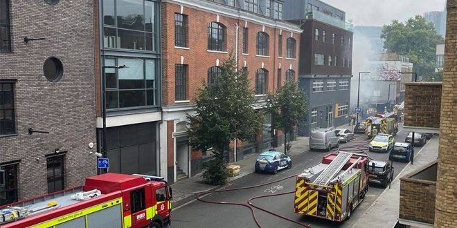 توقف حركة قطارات جراء اندلاع حريق بجسر للسكك الحديدية وسط لندن