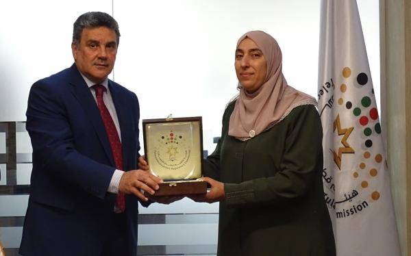 تنظيم الاتصالات تكرم موظفتها الحاصلة على جائزة الموظف المثالي