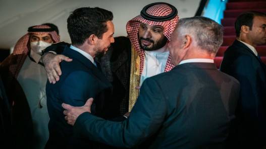 ولي العهد السعودي يهنئ ولي العهد بمناسبة خطوبته