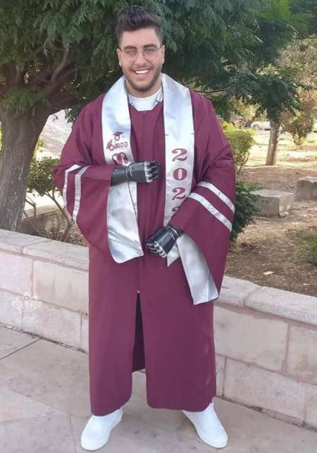 فتى الزرقاء يحصل على معدل 85  في التوجيهي