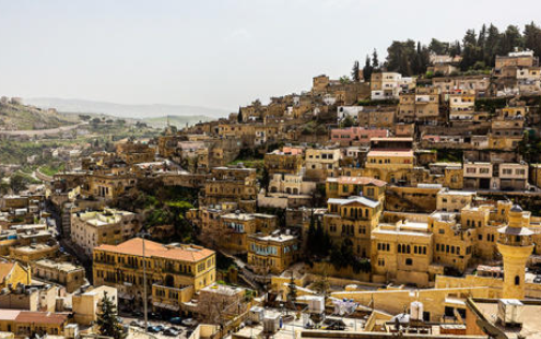 بحث إقامة فندق سياحي تراثي بالسلط