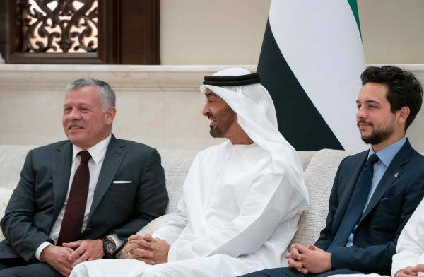 آل نهيان يهنئ هاتفيًا الملك بخطوبة ولي العهد