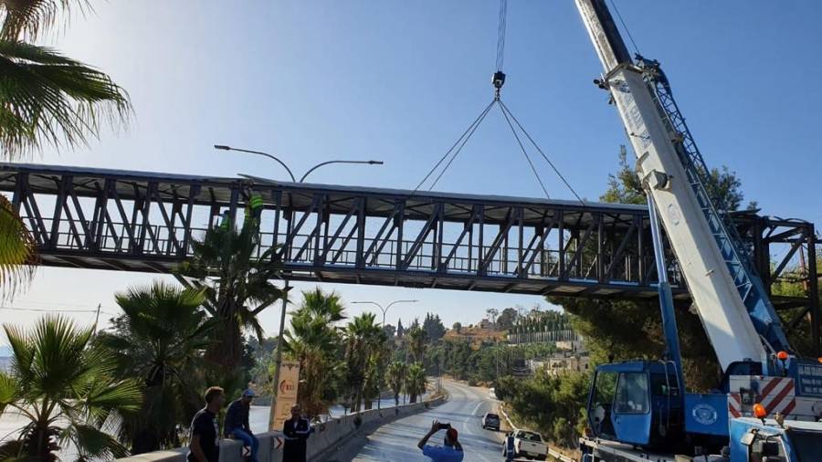 الاشغال تنهي اعمال تركيب جسر مشاة على طريق السلط  عمان وتعيد فتح الطريق..صور