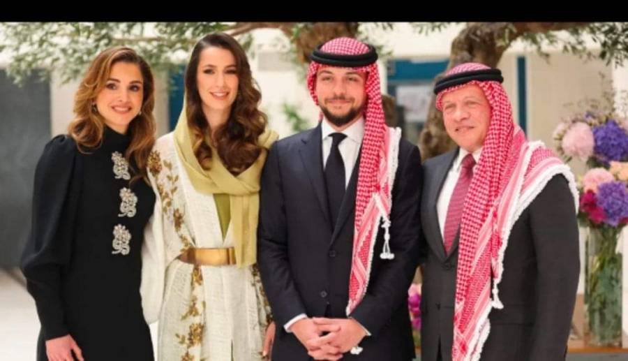 لحظة وصول موكب الملك عبدالله والعائلة الهاشمية لمنزل آل سيف  فيديو