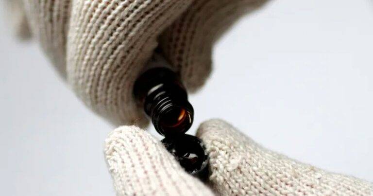 الدولار ومخاوف الركود يهويان بالنفط