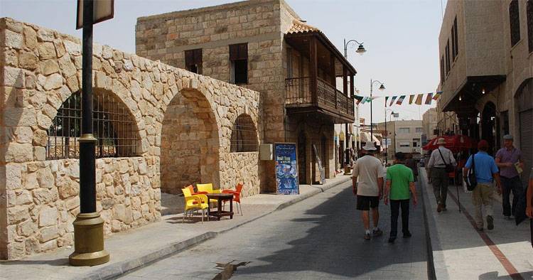 المشاركون في المؤتمر الفلسفي العربي يزورون المواقع السياحية في مادبا