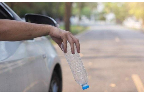 1000 درهم و6 نقاط مرورية مخالفة إلقاء مخلفات أثناء القيادة بالإمارات