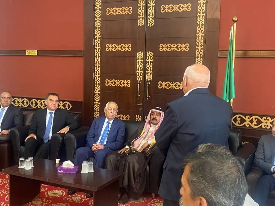 العيسوي ينقل تعازي الملك بوفاة العين الأسبق سمير محمد قردن ..صور