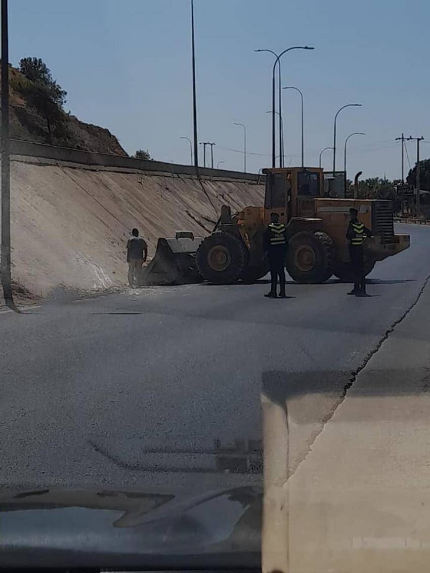 جرافة تتسبب بإنهيار حجارة كبيرة على طريق اربد  عمان